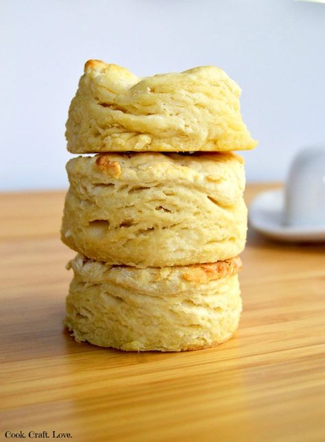 This biscuit recipe is so basic you'll want to whip them up for anything from biscuits and gravy to fried chicken and everything in between! Spice up these biscuits by adding savory ingredients! Easy Biscuit Recipe, Ginger Biscuits, Biscuit Bread, Biscuits Easy, Homemade Biscuits, Biscuits And Gravy, Buttermilk Biscuits, Paula Deen, Biscuit Recipe