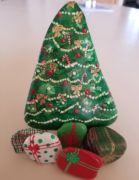 Christmas Tree and Presents Christmas Tree And Presents, Christmas Rock Painting, Christmas Painted Rocks, Christmas Pebble Art, Christmas Rocks, Start Painting, Christmas Rock, Presents Christmas, Painted Rocks Craft