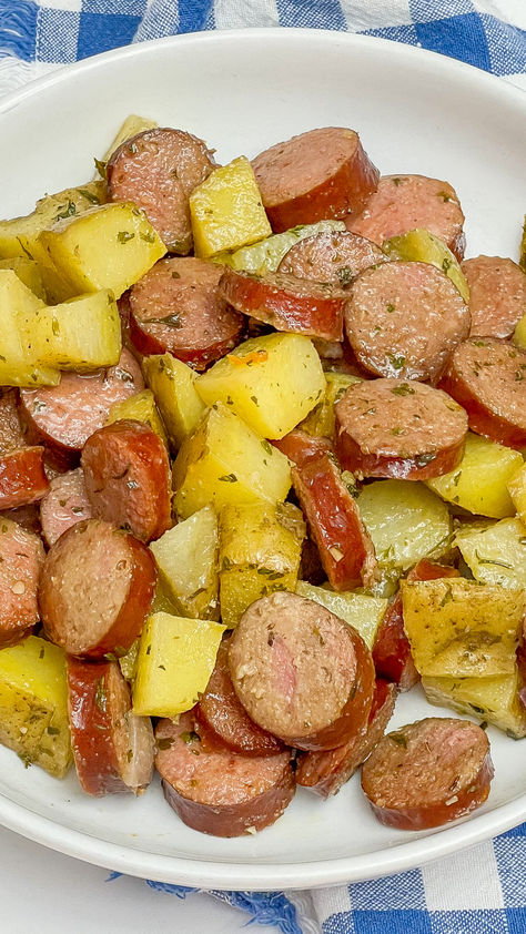 Easy Kielbasa and Potatoes Polska Kielbasa Recipes, Side Dishes Keto, Fall Recipes Sides, Smoked Sausage And Potato Recipe, Pizza Bites Recipe, Sweet Potato Casserole Crock Pot, Kielbasa And Potatoes, Polska Kielbasa, Quick Delicious Dinner