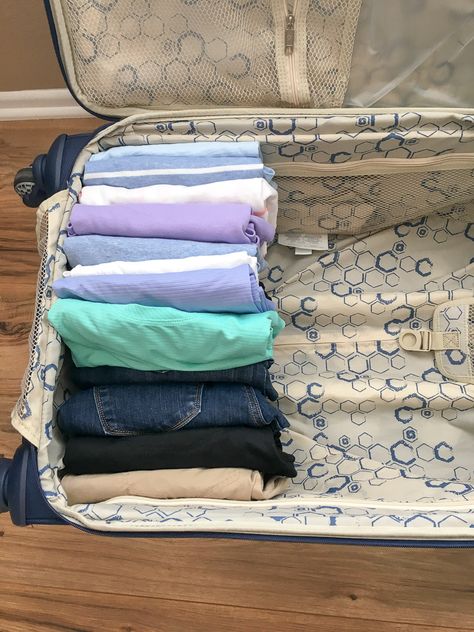 Marie Kondo Packing Carry On, Marie Kondo Packing Suitcase, Packing Clothes For A Trip, Disney Cruise Vacation, Packing Bags Travel, Carry On Packing, Packing Clothes, Packing Guide, Konmari Method