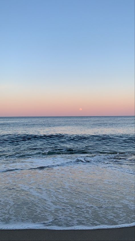 ocean sunset Ocean Beach Asthetics, Wallapers Aesthetics Ocean, Plain Beach Wallpaper, Beach Ocean Wallpaper, Sunset Wallpaper On The Beach, Ocean Screensaver, Ocean Vibes Aesthetic, Water Beach Aesthetic, Ocean Homescreen