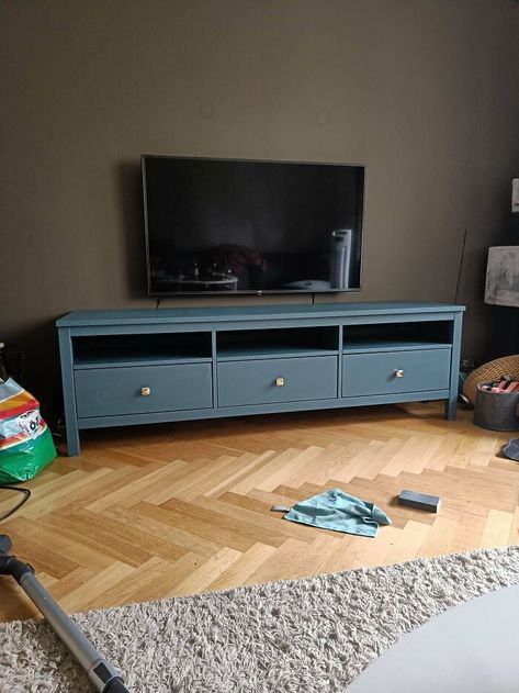 Easy Hemnes TV-Bench Hemnes Tv Stand, Ikea Hemnes Tv Stand, Ikea Kitchen Units, Tv Stand Hack, Ikea Tv Console, Ikea Tv Unit, Painted Tv Stand, Tv Stand Makeover, Ikea Hemnes Hack