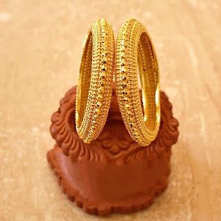 Kolhapuri Saaj, Gold Kangan, Golden Bangles, Kada Bangles, Marathi Bride, Gold Jewels Design, Pure Gold Jewellery, Gold Bangles For Women, Gold Bangle Set