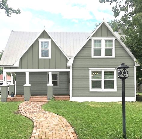 Grey And White Cottage Exterior, Sage Vinyl Siding House, Light Roof Color Exterior Paint, Light Grey Roof House Colors, Sage Green Home Exterior, Siding Color Ideas, Sage Green House Exterior, Green Siding House, White Cottage Exterior