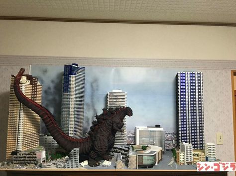 Shin Godzilla diorama Godzilla Diorama, Godzilla Decorations, Godzilla City, Monster Models, Godzilla Tattoo, Shin Godzilla, Stick Crafts, Cool Monsters, Kaiju Monsters