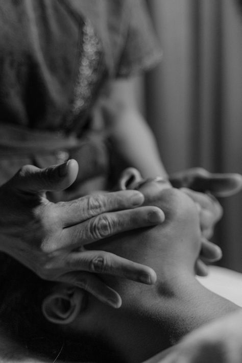 Free Grayscale Photo of a Person's Hands Massaging a Person's Face Stock Photo Massage Images, Lymph Drainage Massage, Massage Therapy Rooms, Massage Pictures, Massage Therapy Business, Massage Business, Trigger Point Therapy, Business Photoshoot, Hand Massage