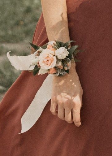 Corsage With Ribbon, Corsage Inspiration, Corsage Bridesmaid, Fresh Flower Corsage, Terracotta Corsage Wedding, Fall Corsage, Fall Wedding Corsages For Mothers, Peach Corsage Wedding, Peach Corsage