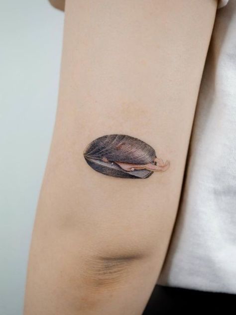 Mussel Tattoo, Clam Tattoo, Arm Tats, Tattoo Parlor, Minimalist Tattoos, Tattoo Feminina, Tattoo Parlors, Animal Tattoos, Minimalist Tattoo