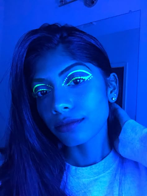 Uv Light Makeup Ideas, Blacklight Party Makeup, Uv Skeleton Makeup, Glow In The Dark Party Makeup, Uv Light Makeup, Uv Liner Looks, Neon Uv Makeup, Black Light Outfits Party, Blacklight Makeup Ideas