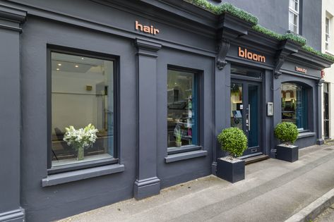 Hair Salon Building Exterior, Beauty Salon Outside Design, Hair Salon Exterior Store Fronts, Beauty Salon Shop Front Design, Salon Facade Design, Hair Salon Exterior Design, Salon Exterior Ideas Store Fronts, Beauty Salon Exterior Design, Beauty Salon Exterior