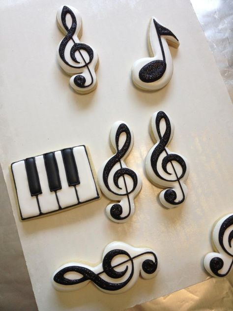 Now those are some good looking treats. Even for a novice cookie decorator, the piano key one shouldn't be too hard. Karaoke Cookies, Deco Cupcake, Music Cakes, Patisserie Fine, Music Cookies, Cookie Connection, Piano Key, Pretty Cookies, About Music