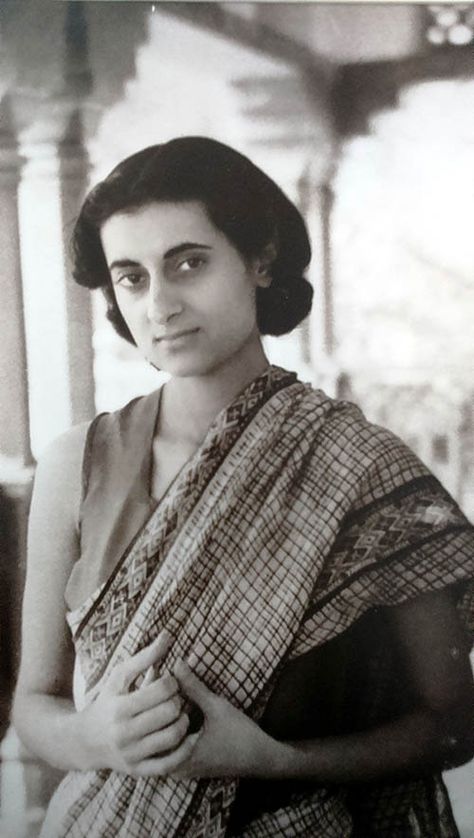 The Indira Gandhi Memorial- Reliving Her Memory Charkha Gandhi, Retro Bollywood Fashion, Gandhi Photos, Indira Gandhi Rare Photos, Mohandas Gandhi, Mohandas Karamchand Gandhi, Rajiv Gandhi, Indian Legends, Indira Gandhi