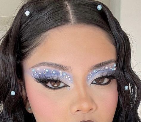 Blue Makeup Looks Rhinestones, Air Makeup Element, Blue Rave Makeup, Rave Eye Makeup, Aesthetic Azul, Maquillaje Aesthetic, Drag Make-up, Eyebrows Eyelashes, Sparkly Makeup