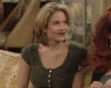 It is an absolute travesty there isn’t more pins of Christina Applegate with her hair like this Kelly Bundy Outfits, Christina Applegate 90s, Day Wedding Outfit, Kelly Bundy, Summer Club Outfits, Green Dress Outfit, Wineries Outfit, Clueless Fashion, Christina Applegate