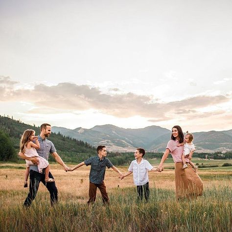 "The bad news is time flies. The good news is you're the pilot." -Michael Altshuler⠀⠀⠀⠀⠀⠀⠀⠀⠀ Beautiful mountain photo by… Spring Picture Ideas, Family Portrait Outfits, Outdoor Family Photography, Family Portrait Poses, Outdoor Family Photos, Family Picture Poses, Photography Poses Family, Family Photo Pose, Spring Pictures