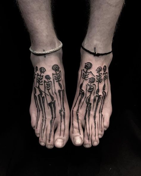 Wierd Tattoo Design, Cursed Tattoo Ideas, Alt Knee Tattoos, Apocalyptic Tattoo Ideas, Ominous Tattoos, Creepy Cool Tattoos, Chaotic Blackwork Tattoos, Migration Tattoo, Alternative Tattoos Women