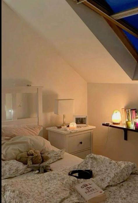 Comfort Corner Bedroom, Cozy Attic Bedroom Aesthetic, Roof Room Bedroom, Cute Bedding Sets, Cozy Big Bedroom, Clean Room Aesthetic Cozy Vibes, Attic Bedroom Aesthetic, Attic Room Aesthetic, Attic Bedroom Ideas Aesthetic