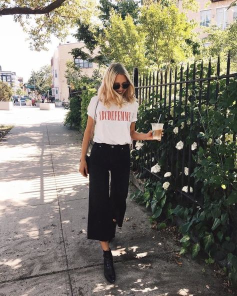 Grafic Tee Outfit, Grafic Tee Outfits, Concert Outfit 2023, Viktoria Dahlberg, Outfit Ideas With Boots, Nyc Ootd, Ootd Denim, Tee Outfits, Concert Outfit Summer