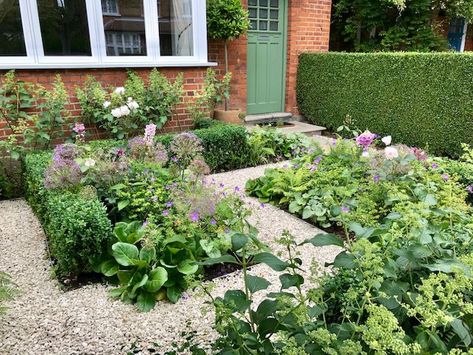 East Facing Front Garden Small North Facing Garden Ideas, West Facing Backyard, Garden Ideas Uk, West Facing Garden, Small Garden Landscape, Front Garden Ideas, London Garden, Hidden Garden, Planting Ideas