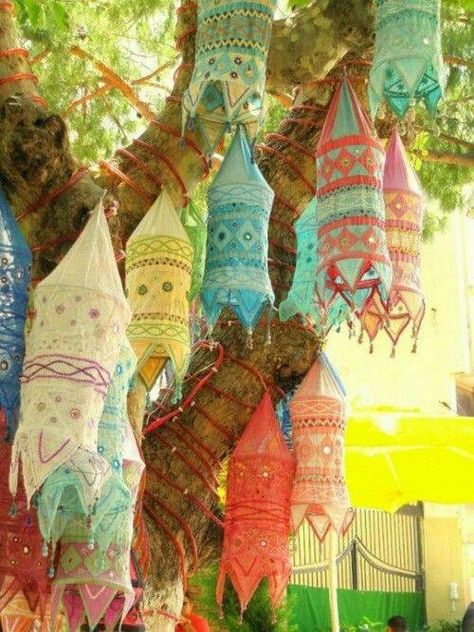 Indian cloth lanterns Fall Videos, Turkish Lanterns, Lanterns Hanging, Indian Luxury, Bathroom Contemporary, Bedroom Country, Bohemian Outdoor, Kitchen Elegant, Diy Lampe