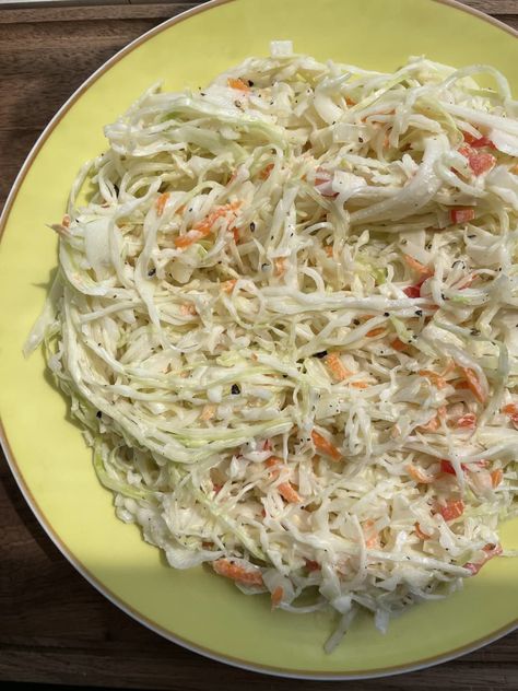 cole slaw piled on yellow plate Dolly Parton Recipes, Cold Slaw, Corn Polenta, Dolly Pardon, Raw Cabbage, Coleslaw Recipe Easy, Slaw Dressing, Coleslaw Salad, Cole Slaw