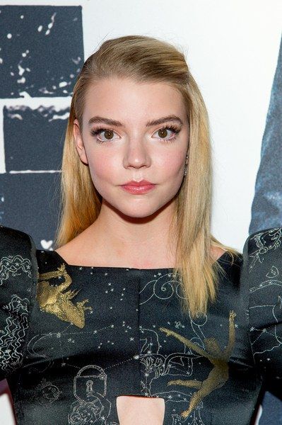 Eyes Anya Taylor Joy Makeup, The Witch 2015, Natural Smoky Eye, Anya Joy, Wide Set Eyes, Celebrity Makeup Looks, Bold Lip, London Film Festival, Natural Brows