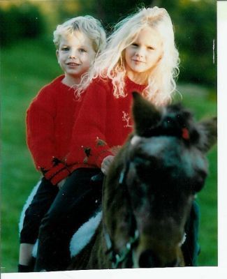 taylor and austin swift, soo cute Taylor Swift Childhood, Young Taylor Swift, Lil Tay, Baby Taylor, Taylor Swift Funny, Childhood Photos, Swift 3, Long Live Taylor Swift, Ukelele