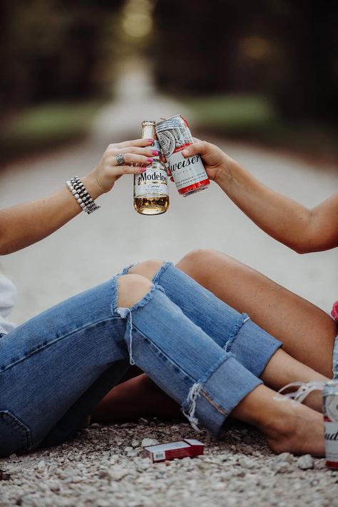 Western Photoshoot Ideas, Best Friend Session, Girlfriends Photoshoot, Country Best Friends, Western Photoshoot, Sisters Photoshoot Poses, Beer Photos, Friendship Photoshoot, Sisters Photoshoot