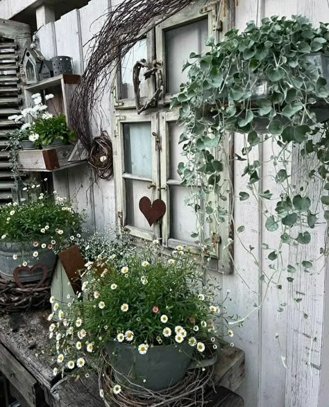 Garden Homes, Shabby Chic Garden, Garden Decor Diy, Garden Decor Projects, Vintage Garden Decor, Rustic Garden Decor, Garden Cottage, Vintage Garden, Rustic Gardens