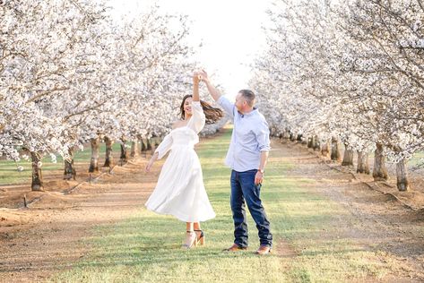 Cherry Blossom Couples Photoshoot, Almond Orchard Photoshoot Family, Almond Blossom Photoshoot, Apple Blossom Maternity Photos, Orchard Photoshoot Couples, Almond Blossom Family Photos, Peach Blossom Photoshoot, Almond Blossom Photography Family, Jakaranda Photoshoot