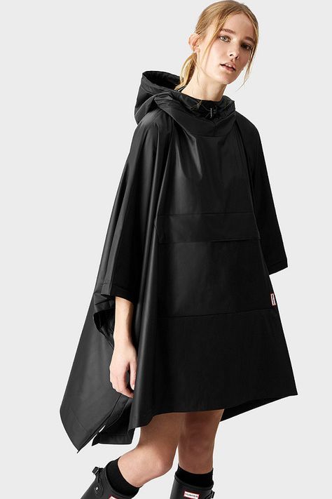 Black Vinyl Rain Poncho – A Hunter Origonal wet weather outerwear essential, this soft and lightweight Black unisex poncho is completely waterproof. The large, waterproof pocket at the front will keep contents dry in the rain. Black Vinyl Rain Poncho #VinylRainPonchoBlack #VinylRainPoncho Rainy Weather Outfits, Stylish Raincoats, Raincoat Outfit, Wear A Scarf, Hunter Boot, Mens Raincoat, Long Rain Coat, Closet Colors, Coat Street Style