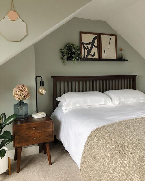 A cozy bedroom with a slanted ceiling, a wooden bed frame dressed in white linens. Neutral Dorm Room, Neutral Dorm, Slanted Ceiling Bedroom, Single Dorm Room, Dorm Room Styles, Dressed In White, Wooden Bed Frame, Slanted Ceiling, Cool Dorm Rooms