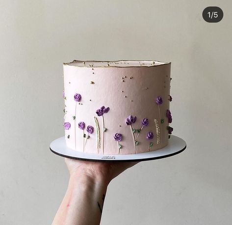 Buttercream And Fondant Cake, Minimalist Flower Cake, Cake Designs Floral, Flowers Cake Ideas, Small Cake Ideas, Korean Flower Cake, Small Cake Designs, Simple Flower Cake, Purple Flower Cake