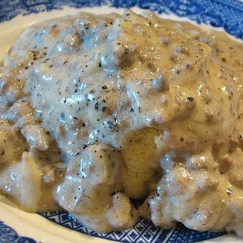 This is an old southern staple... Simple, easy and filling. - Traditional SOS Sos Recipe Ground Beef, Biscuits Gravy Recipe, Cream Chipped Beef Recipe, Vegan Biscuits And Gravy, Whole30 Recipes Lunch, Sos Recipe, Hamburger Gravy, Creamed Chipped Beef, Avocado Recipes Easy