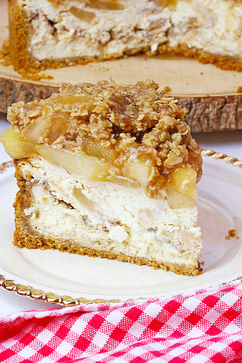 Apple Crisp Cheesecake Mini Apple Crumble, Apple Crumble Cheesecake, Caramel Apple Crumble, Crumble Cheesecake, Apple Crisp Cheesecake, Oatmeal Crisp, Savory Salads, Apple Pie Filling, Dessert Photography