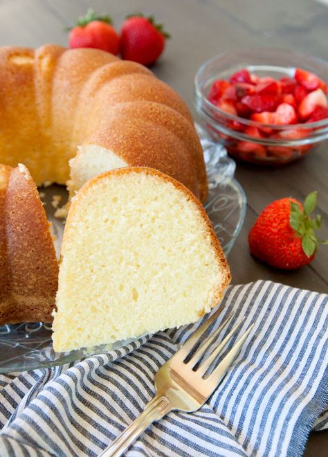 Desserts With Sour Cream Easy, Pound Cake Recipes Moist Sour Cream, Easy Sour Cream Pound Cake, Sour Cream Pound Cake Recipe Moist, Easy Sour Cream Pound Cake Recipe, Pound Cake With Sour Cream, Sour Cream Cake Recipe, Cake Recipe With Sour Cream, Sour Cream Pound Cake Recipe