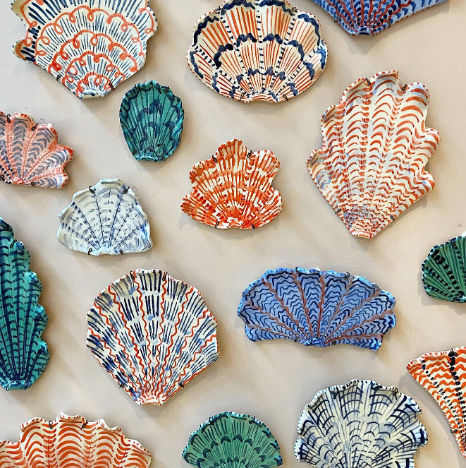 Shell Collection, Painted Shells, Ceramics Ideas Pottery, Painted Pumpkins, Hand Painted Ceramics, Ceramic Painting, African Art, Ceramic Pottery, Clay Crafts