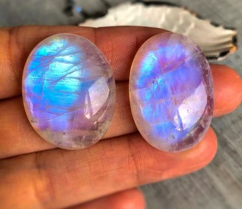 Moonstone Moonstone Colors Gemstones, Mystical Moonstone Jewelry With Large Stone, Luxury Moonstone Gemstones, Rainbow Moonstone Crystal, Gem Shop, Moonstone Crystal, Crystal Geode, Pretty Rocks, Rock Collection