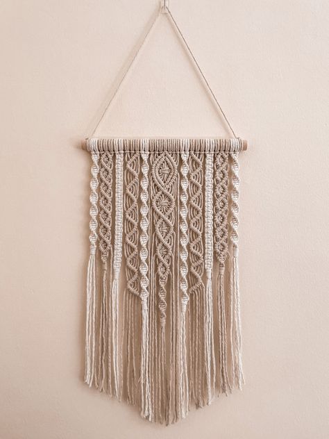 Beautiful natural, modern style Macrame Wall-hanger AMALIA. 🌿 Colour sand/white, size 50x30cm. Material is quality recycled cotton yarn.🌻 Macrame Yarn Products, Colourful Macrame Wall Hanging, Macrame Leafs, Plant Holder Macrame, Macrame Wall Hanging Pattern, Macrame Wall Hanging Ideas, Material Studies, Wall Art Macrame, Pola Macrame