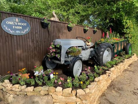 Recycled Garden Projects, Farm Landscaping, Tractor Decor, Rustic Landscaping, Small Backyard Landscaping Ideas, Front Yard Garden Design, Recycled Garden, Modern Backyard, Backyard Diy Projects