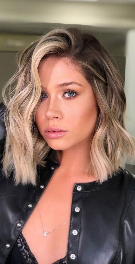 Brown Hair With Highlights Shoulder Length, Blonde Brown Balayage Short Hair, Blonde Hair Color Ideas Shoulder Length, Short Hair Blonde Balayage, Brunette With Blonde Highlights, Cute Blonde Hair, Rambut Brunette, Bob Hair Color, Summer Blonde Hair