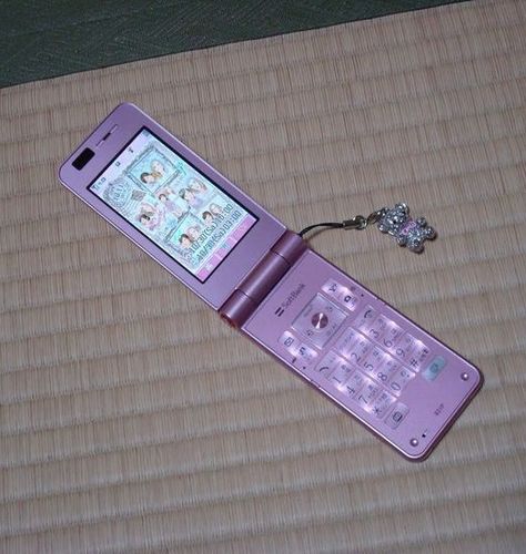 Fliphones Aesthetic, Gyaru Flip Phone, Japanese Flip Phone Aesthetic, Anime Flip Phone, Docomo Flip Phone, Kawaii Flip Phone, Old Phone Aesthetic, Japanese Flip Phone, 2000 Phone