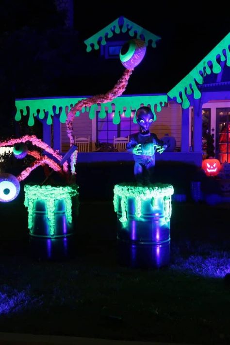 alien house Fun Outdoor Halloween Decor, Simple Outdoor Halloween Decor, Outdoor Halloween Decor Ideas, Alien House, Halloween Lighting Outdoor, Outdoor Halloween Decor, Alien Party, Alien Halloween, Halloween Outside