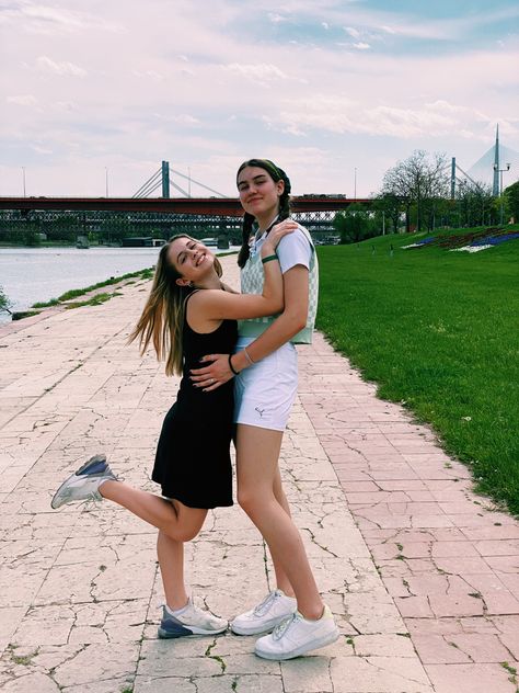 Summer picture, bff poses, short and tall poses Tall X Short, Short And Tall Duo, Girl Duo, Tall And Short, Bff Poses, Pose References, Friend Poses, Tall Girl, Best Friend Pictures