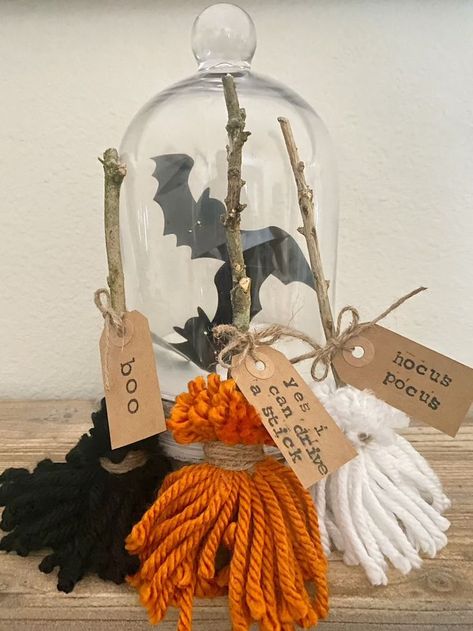 Hocus Pocus Brooms, Hocus Pocus Decorations, Halloween Cottage, Witch Brooms, Halloween Decor Witch, Hocus Pocus Party, Halloween Hocus Pocus, Hallowen Ideas, Cute Witch