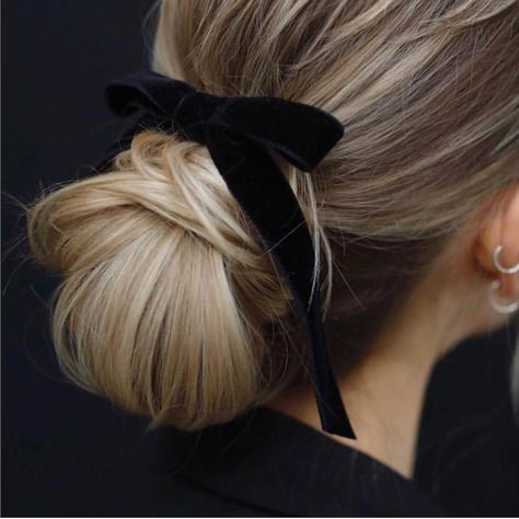 Classy and chic #hairstyles inspired by the red carpet style of the actresses on the 2018 #Oscars. Elegant hairstyles worn by successful women are also simple. Chic Hairstyles, Penteado Cabelo Curto, Velvet Bow, Hair Envy, Elegant Hairstyles, 가을 패션, Great Hair, Hair Dos, Blonde Highlights