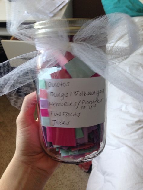 365 jar - handwritten notes for your friend or loved one. The idea is they pick one out every day and hopefully start out their day with a smile. Each color of note is a different category like jokes, fun facts, pictures of us, memories, things I love about you, quotes, etc. If you think this would take too long, make 52 notes so your loved one can choose one every week as opposed to once a day. Have fun! Jar Of Notes, 365 Jar, Memory Jars, Love Jar, Memory Jar, Gift Jar, Notes Ideas, Presents For Best Friends, Relationship Gifts