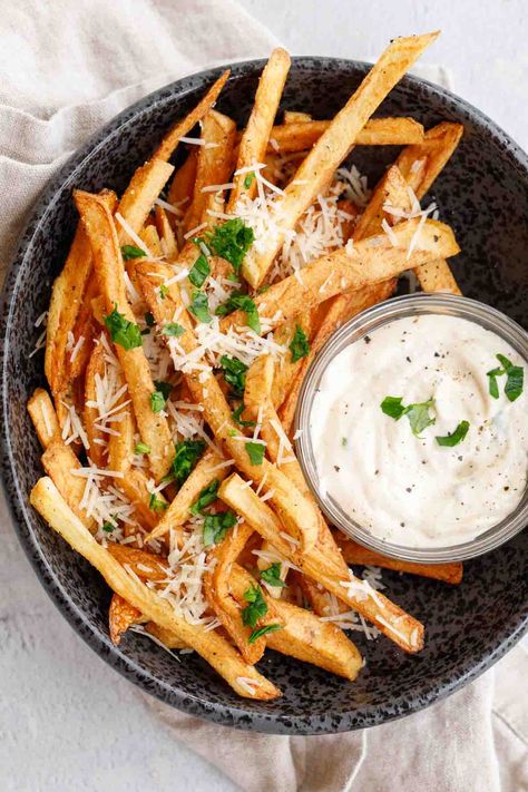 Truffle fries make the most incredible side dish. Thinly cut potatoes are fried and topped with parmesan and fresh herbs. Truffle Fries Recipe, Menu Presentation, Chicken Flatbread Pizza, Parmesan Truffle Fries, Garlic Aioli Recipe, Best French Fries, Chicken Flatbread, Twice Baked Potatoes Casserole, Truffle Salt