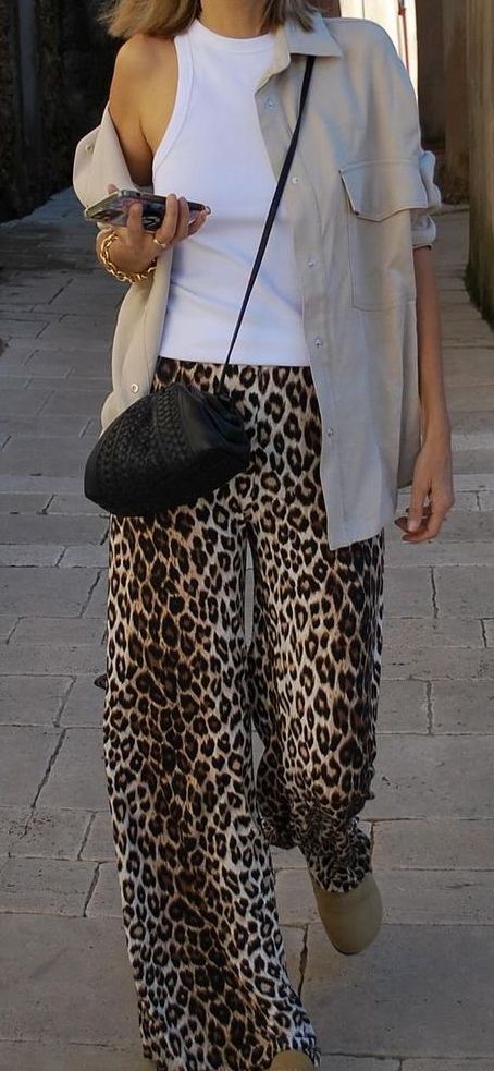 Beige Fall Outfits For Women, Leopard Pants Street Style, Leopard Pants Outfit Summer, Leopard Print Pants Outfit Street Style, Leopard Trousers Outfit, Casual Chic Summer Outfits 2024, Leopard Pants Outfit 2024, Animal Print Pants Outfit, Leopard Outfit Ideas