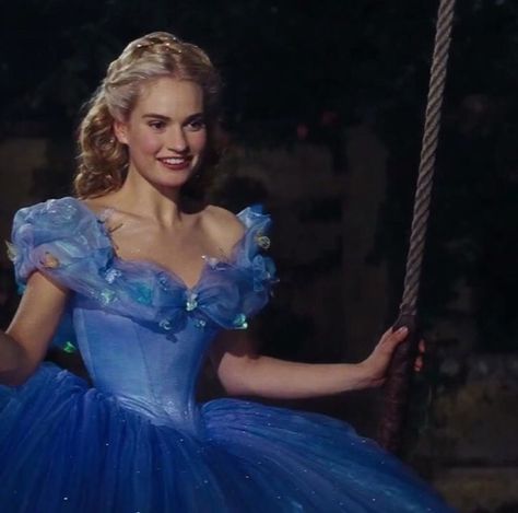 Cinderella (Ella) on the swing in the royal gardens Cinderella Wallpaper, Cinderella Aesthetic, Cinderella Cosplay, Cinderella Movie, Cinderella 2015, Cinderella Dresses, Lily James, Iconic Dresses, Disney Films